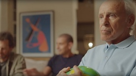 מוטל'ה שפיגלר ואייל קיציס בפרסומת לפרטנר TV, צילום: מסך