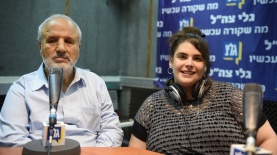 המשורר ארז ביטון והמשוררת נעם פרתום בהקלטת התכנית הראשונה בגל"צ, צילום: יעקב צים, גל"צ