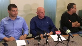 גל פיטורים בדרך? גולן יוכפז, יוסי ורשבסקי ומתן חודורוב, צילום: אלכסנדר כץ