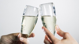 הרמת כוסית, צילום: Istock