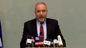 אביגדור ליברמן מודיע על התפטרותו מתפקיד שר הביטחון, צילום: מסך חדשות 2