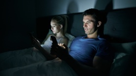 צרכנים במובייל. קשובים לפרוסמות לפני השינה, צילום: iStock