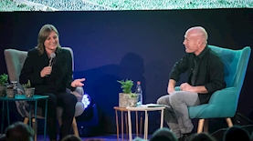 מנכ"ל קשת אבי ניר עם סינדי הולנד, סגנית נשיא התוכן המקורי של נטפליקס, בכנס INTV, צילום: יח"צ קשת