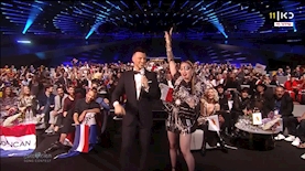 מדונה עם אסי עזר, במהלך גמר האירוויזיון, צילום: כאן 11