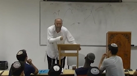 שיעור של הרב אסף נאומבורג, צילום: מסך: כאן 11