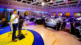 עמית סגל מרצה בפני קהל חרדי, צילום: עיתון משפחה