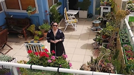 גילה אלמגור בקמפיין של ארגון לתת למען קשישים נזקקים בימי הקורונה, צילום: לתת - קמפיין עם גילה אלמגור