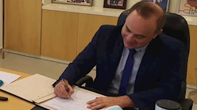 שר האנרגיה שטייניץ חותם על ההסכם, צילום: מתוך חשבון הטוויטר של השר שטייניץ