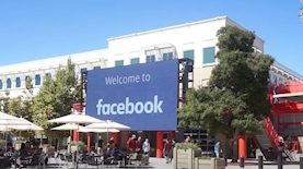 פייסבוק, צילום: Youtube/The Tiny Blondie