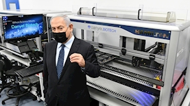 בנימין נתניהו בביקור במעבדת הקורונה החדשה בנתב"ג, צילום: חיים צח לעמ