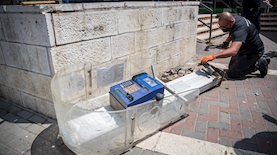 פירוק טלפון ציבורי, צילום: יונתן סינדל פלאש90