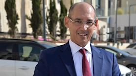 פרופסור אמיר ירון והשטרות, צילום: בנק ישראל