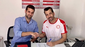 גיא לרר חותם במכתש גבעתיים, צילום: טוויטר גיא לרר