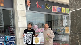 גד עובדיה בפתח החנות, צילום: פייסבוק גד עובדיה