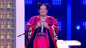 נטע ברזילי מחזיקה את גביע האירוויזיון, צילום: צילום מסך