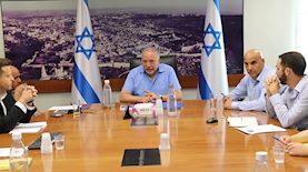 אביגדור ליברמן ובכירי אגף תקציבים, צילום: דוברות משרד האוצר