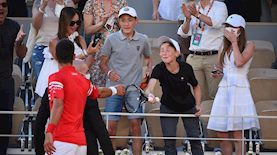 נובאק ג'וקוביץ' מעניק את המחבט שלו לילד בקהל