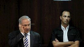 בנימין נתניהו משוחח בפלאפון, צילום: מרים אלסטר פלאש90