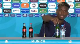 פול פוגבה מסיר בקבוק היינקן מהשולחן, צילום: UEFA