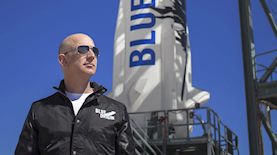 ג'ף בזוס והטיל של Blue Origin, צילום: יחצ