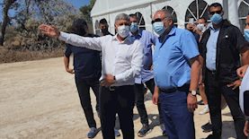 שר האוצר ויו"ר ישראל ביתנו, אביגדור ליברמן וראש עיריית קריית אתא, יעקב פרץ, צילום: דוברות ישראל ביתנו