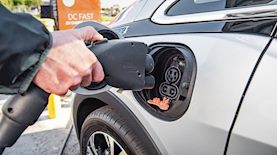 חיבור רכב חשמלי מדגם שברולט בולט לטעינה, צילום: Green Energy Futures / flickr