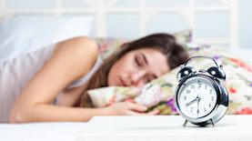 בחורה ישנה, שעון קיץ, שעון חורף, צילום: master1305 / freepik