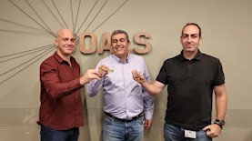 שמוליק מילנר, מנכ"ל משותף טופ מערכות; מיכאל בן שבת, מנכ"ל BIBD; וגלעד הר עוז, מנכ"ל משותף טופ מערכות, צילום: יח"צ