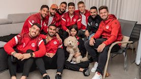 ליאן מושקטין ושחקני הפועל ב"ש, צילום: דוברות הפועל באר שבע