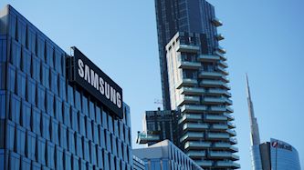 לוגו סמסונג על בניין במילאנו, צילום: Babak / Unsplash