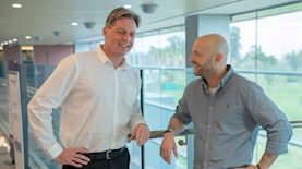 הקומיקאי אבי נוסבאום ומנכ"ל אסותא גידי לשץ, צילום: יח"צ