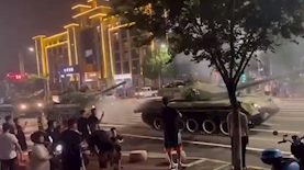 טנקים מחוץ לבנק, צילום: צילום מסך אתר רדיט