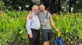 צעיר שמטייל עם סבא שלו, צילום: אופק כהן
