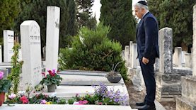 יאיר לפיד על קבר אביו טומי, צילום: אלעד גוטמן