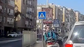 שליח וולט בסרטון מציל תינוק, צילום: מסך