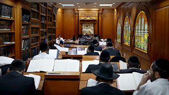 מתפללים בבית כנסת, צילום: פלאש 90/ גרשון אלינסון