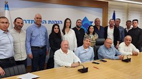 חותמים על ההסכם, צילום: אוברסיז קומרס, יח"צ