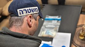 החשבוניות שמצאה המשטרה, צילום: משטרת ישראל