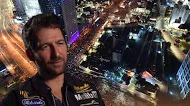 השחקן אורי פפר קורא למפגינים להפר את החוק, צילום: יוטיוב/ כאן, פלאש 90/ תומר נויברג