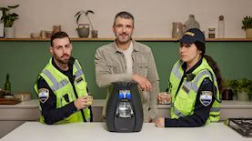 עידן רפאל חביב והשוטרים, צילום: שי פרנקו