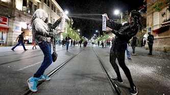 בנות חוגגות את יום העצמאות עם ספריי שלג, צילום: פלאש 90/ מרים אלסטר