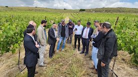 משה אבוטבול והחקלאים, צילום: דוברות משרד החקלאות