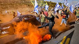 הפגנה נגד הרפורמה המשפטית בכביש 1, צילום: פלאש 90/ חיים גולדברג