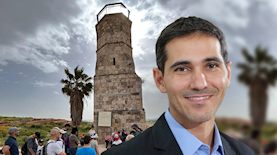 רועי גבאי ברקע תל יבנה, צילום: ויקיפדיה, פייסבוק/ תל יבנה