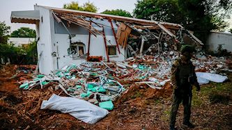 ההרס בקיבוץ בארי, צילום: פלאש 90/ חיים גולדברג