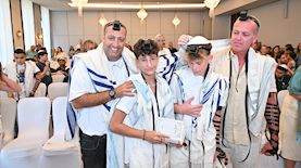 מרגש. חגיגת בר מצווה באילת לילדי עין הבשור, צילום: יהודה בן איטח