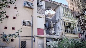 פגיעת רקטה בבניין בראשון לציון, צילום: פלאש 90/ אבשלום ששוני