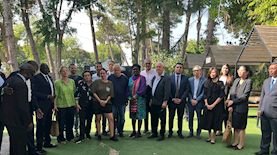 אחים לנשק עם השגרירים, צילום: חמל אחים לנשק