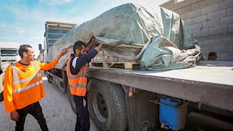 משאיות עם ציוד הומניטרי לעזה, צילום: פלאש 90/ עטייה מוחמד