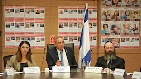 חכ אליהו רביבו (במרכז) בדיוני ועדת הכספים, צילום: דני שם טוב